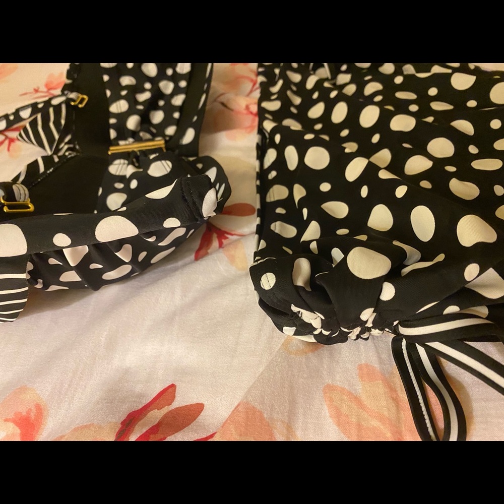 Two piece woman polka dot bathing suit 👙